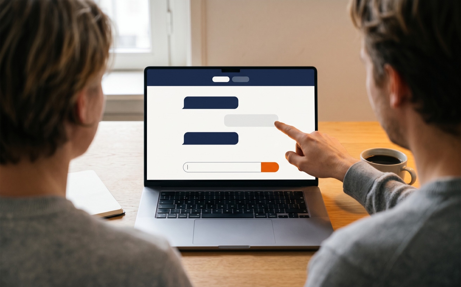 Twee mensen samen kijkend naar één laptopscherm met een AI-prompt-interface